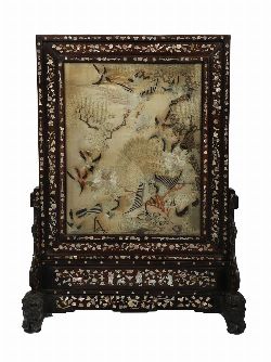 JAPANESE SILK-EMBROIDERED PANEL IN HARDWOOD AND MOTHER-OF-PEARL SCREEN