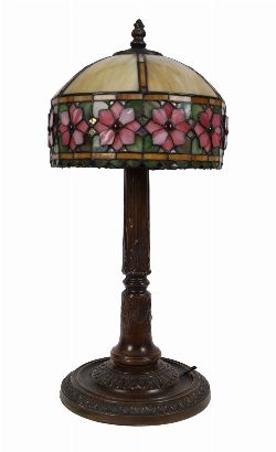 TIFFANY-STYLE LEADED GLASS LAMPSHADE ON BRONZE BASE