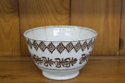 19TH-CENTURY SPONGEWARE PORRIDGE BOWL WITH DIAMOND BAND