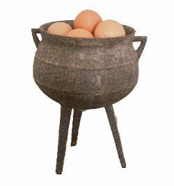 19TH-CENTURY CAST IRON THREE-LEGGED SKILLET POT