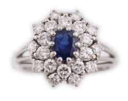 18CT WHITE GOLD DIAMOND CLUSTER RING