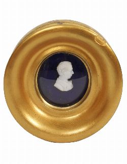 19TH-CENTURY CAMEO BROOCH OF A GENT, MOUNTED IN OVAL FRAME