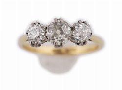18CT YELLOW GOLD THREE-STONE DIAMOND RING