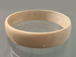IVORY-COLOURED BANGLE BRACELET