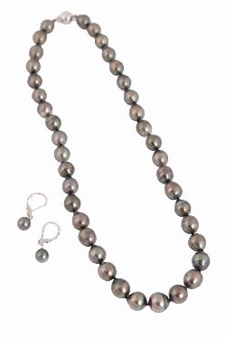 18CT WHITE GOLD AND BLACK PEARL EARRINGS AND NECKLACE