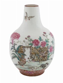 SUPERB EARLY 20TH-CENTURY CHINESE FAMILLE ROSE VASE