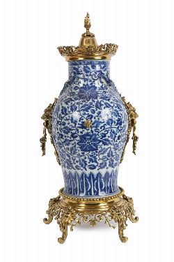 CHINESE QING PORCELAIN BLUE AND WHITE CASED MANTEL CLOCK