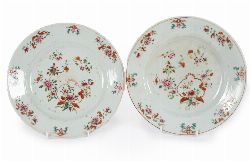 PAIR OF CHINESE FAMILLE ROSE PLATES