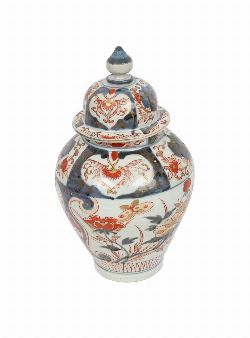 CHINESE QING IMARI VASE AND COVER
