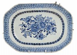 18TH-CENTURY CHINESE BLUE AND WHITE OVAL PLATTER