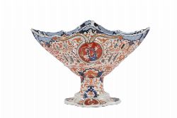 CHINESE QING DYNASTY IMARI RETICULATED FAN-SHAPED PEDESTAL BOWL