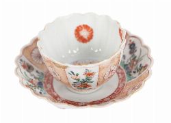 A CHINESE IMARI PALETTE PORCELAIN TEA BOWL AND SAUCER
