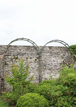 20TH-CENTURY DOUBLE ARCH TRELLIS