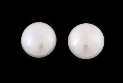 PAIR OF PEARL STUD EARRINGS