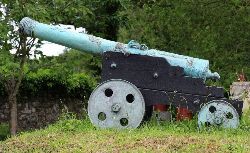 LARGE BRONZE MODEL CANNON ON CARRIAGE
