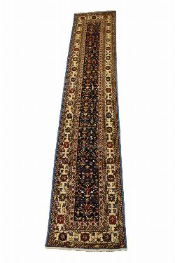 CAUCASIAN PATTERN RUNNER