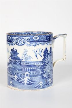 LARGE 19TH-CENTURY BLUE AND WHITE 'MUT WILL' PATTERN MUG