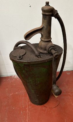 VINTAGE TAPERING OIL CAN WITH HANDLE
