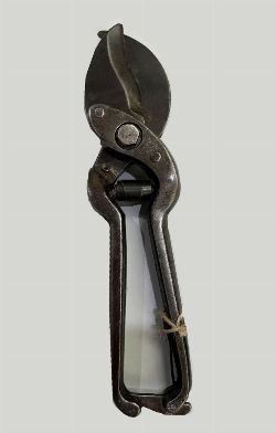 PAIR OF VINTAGE SECATEURS