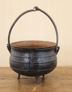19TH-CENTURY METAL SKILLET POT