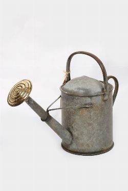 EARLY 20TH-CENTURY VINTAGE GALVANISED METAL WATERING CAN