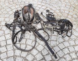 SET OF LEATHER AND CHROME DRIVING HARNESS