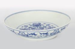 18TH-CENTURY CHINESE BLUE AND WHITE DISH