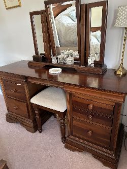 VICTORIAN MAHOGANY CHEST OF DRAWERS