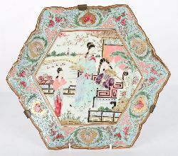 CHINESE FAMILLE ROSE PLATTER