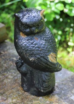 CAST IRON GARDEN ORNAMENT IN THE FORM OF AN OWL