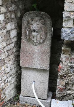 LARGE MOULDED STONE FOUNTAIN HEAD