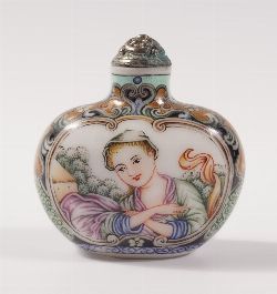 CHINESE PORCELAIN SNUFF BOTTLE - PORTRAIT OF A LADY