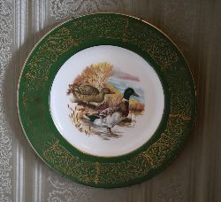 PAINTED PORCELAIN CABINET PLATE DEPICTING DUCKS