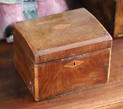 SMALL GEORGIAN  MAHOGANY TEA CADDY WITH INLAID DETAILS