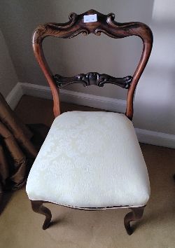 VICTORIAN CARVED WALNUT BALLOON-BACK CHAIR