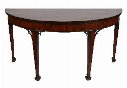 IMPORTANT 18TH-CENTURY CHIPPENDALE MAHOGANY SIDE TABLE