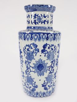LARGE CHINESE BLUE AND WHITE VASE