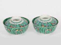 PAIR OF CHINESE PORCELAIN TEA BOWLS AND COVERS