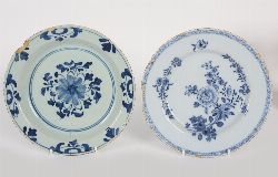 PAIR OF EARLY 18TH-CENTURY CHINESE BLUE AND WHITE PANCAKE PLATES
