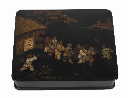 19TH-CENTURY CHINESE LACQUERED BOX WITH GILT DECORATION