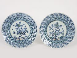 PAIR OF CHINESE PORCELAIN DISHES WITH FLORAL BORDERS