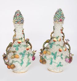 19TH-CENTURY CONTINENTAL SCHOOL, PAIR OF PORCELAIN URNS