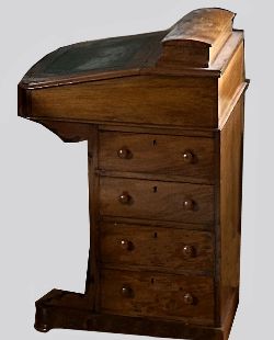 VICTORIAN WALNUT DAVENPORT 