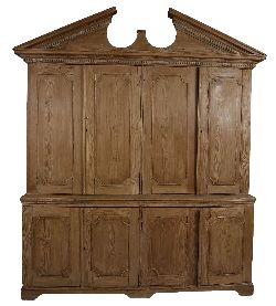 18TH-CENTURY PINE CUPBOARD / PRESS