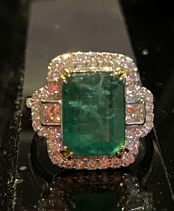 18 CT. WHITE GOLD COLOMBIAN EMERALD AND DIAMOND RING 