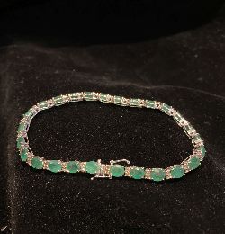 18 CT. WHITE GOLD EMERALD AND DIAMOND TENNIS BRACELET 