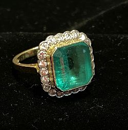 18 CT. YELLOW AND WHITE GOLD SQUARE COLOMBIAN EMERALD AND DIAMOND CLUSTER RING