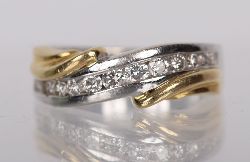 18 CARAT WHITE AND YELLOW GOLD DIAMOND RING, 0.6 CARATS TOTAL