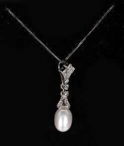 14 CARAT WHITE GOLD PEARL AND DIAMOND PENDANT