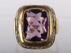 9 CARAT GOLD AND AMETHYST GENTLEMAN'S RING